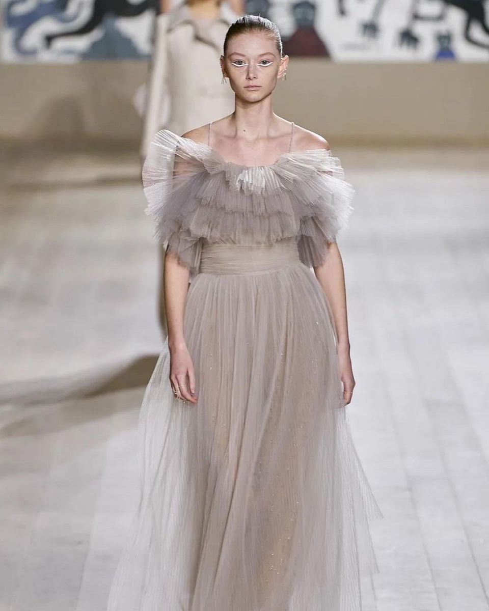 فستان نود بسيط من ديور