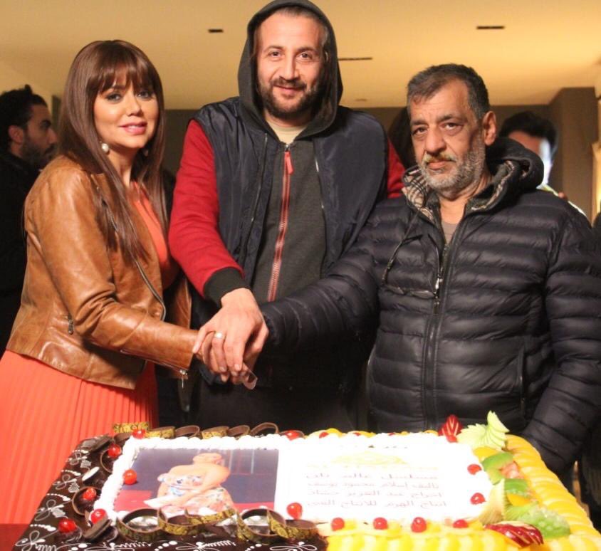 رانيا يوسف مع فريق عمل عالم تاني