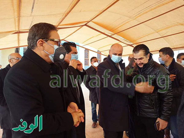 كرم جبر ومحمود مسلم يشاركان في جنازة الكاتب ياسر رزق