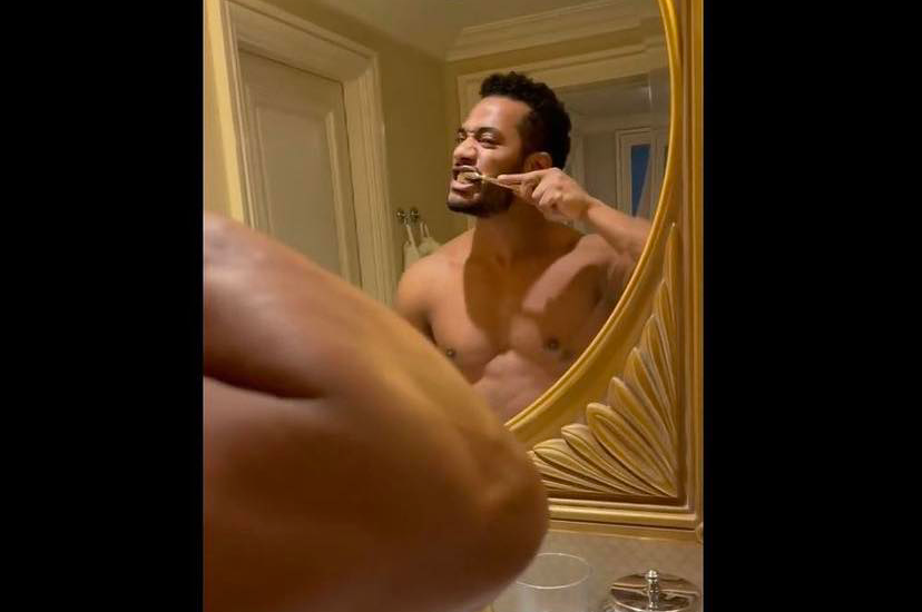 محمد رمضان يغسل أسنانه بمعجون من الذهب