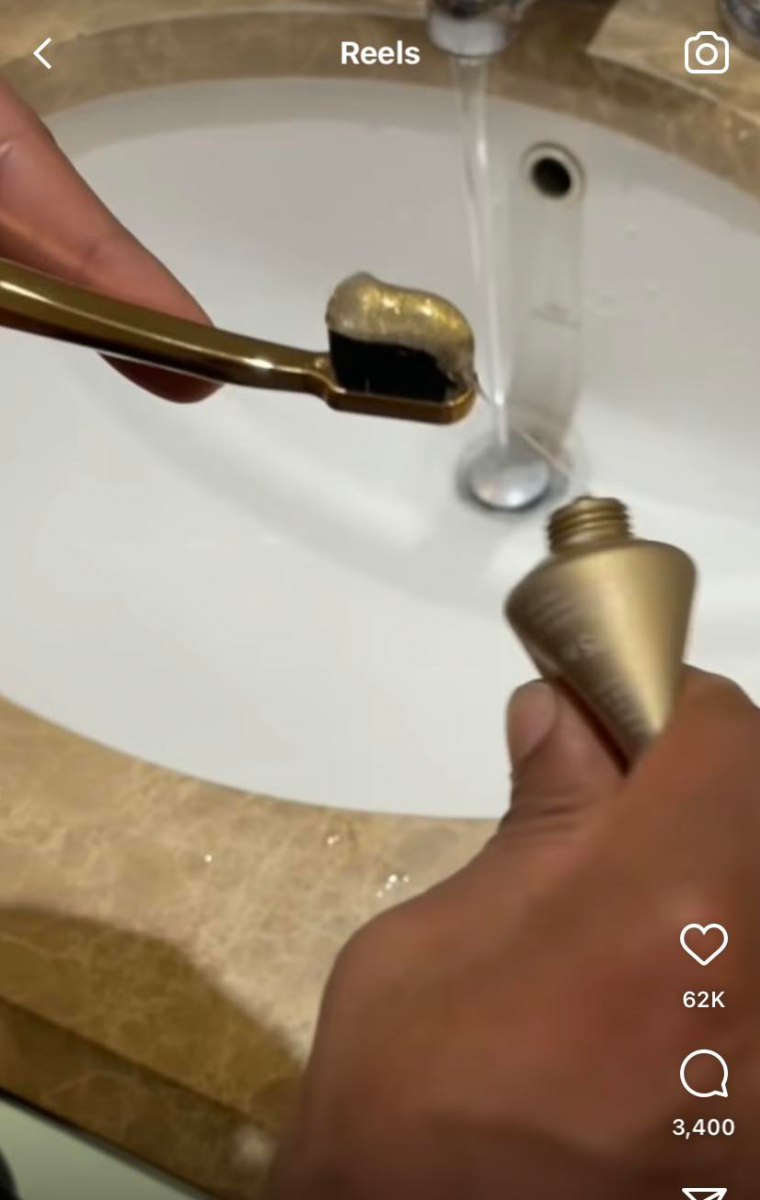 محمد رمضان يغسل أسنانه بمعجون من الذهب