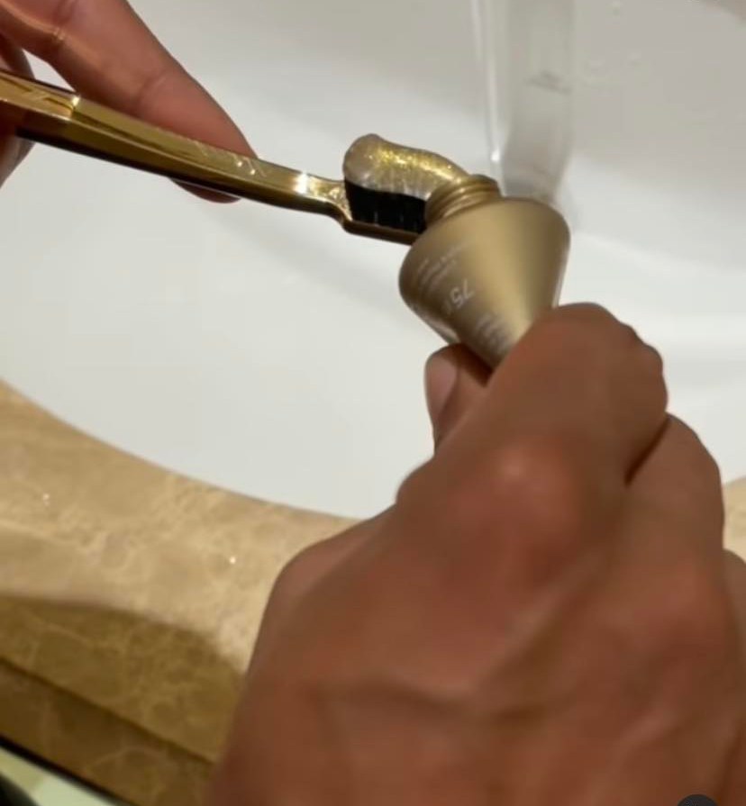 معجون اسنان محمد رمضان من الذهب