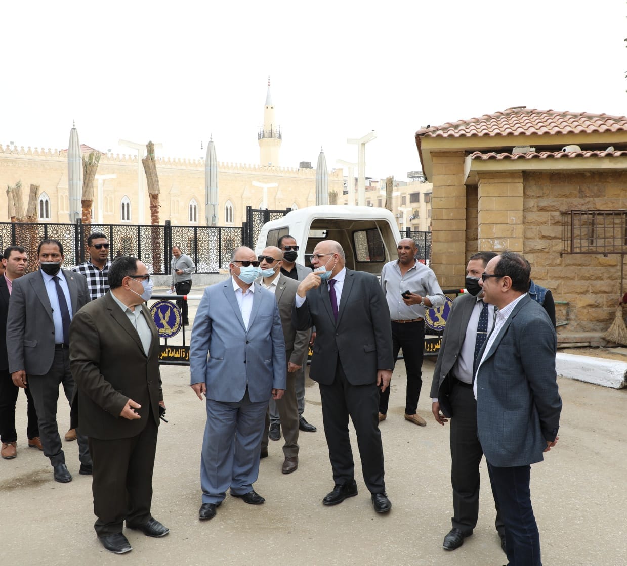 محافظ القاهرة يتفقد أعمال تطوير المنطقة المحيطة بمسجد الحسين