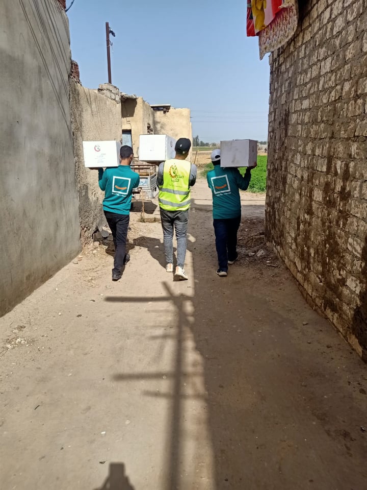 صناع الخير  وبنك القاهرة يوزعان كراتين رمضان علي غير القادرين بالشرقية والمنوفية