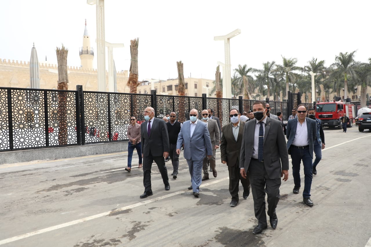 محافظ القاهرة يتفقد أعمال تطوير المنطقة المحيطة بمسجد الحسين