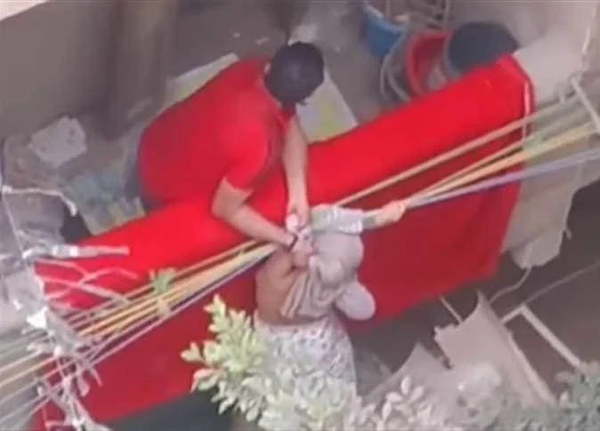 أب يرمي ابنته من البلكونة