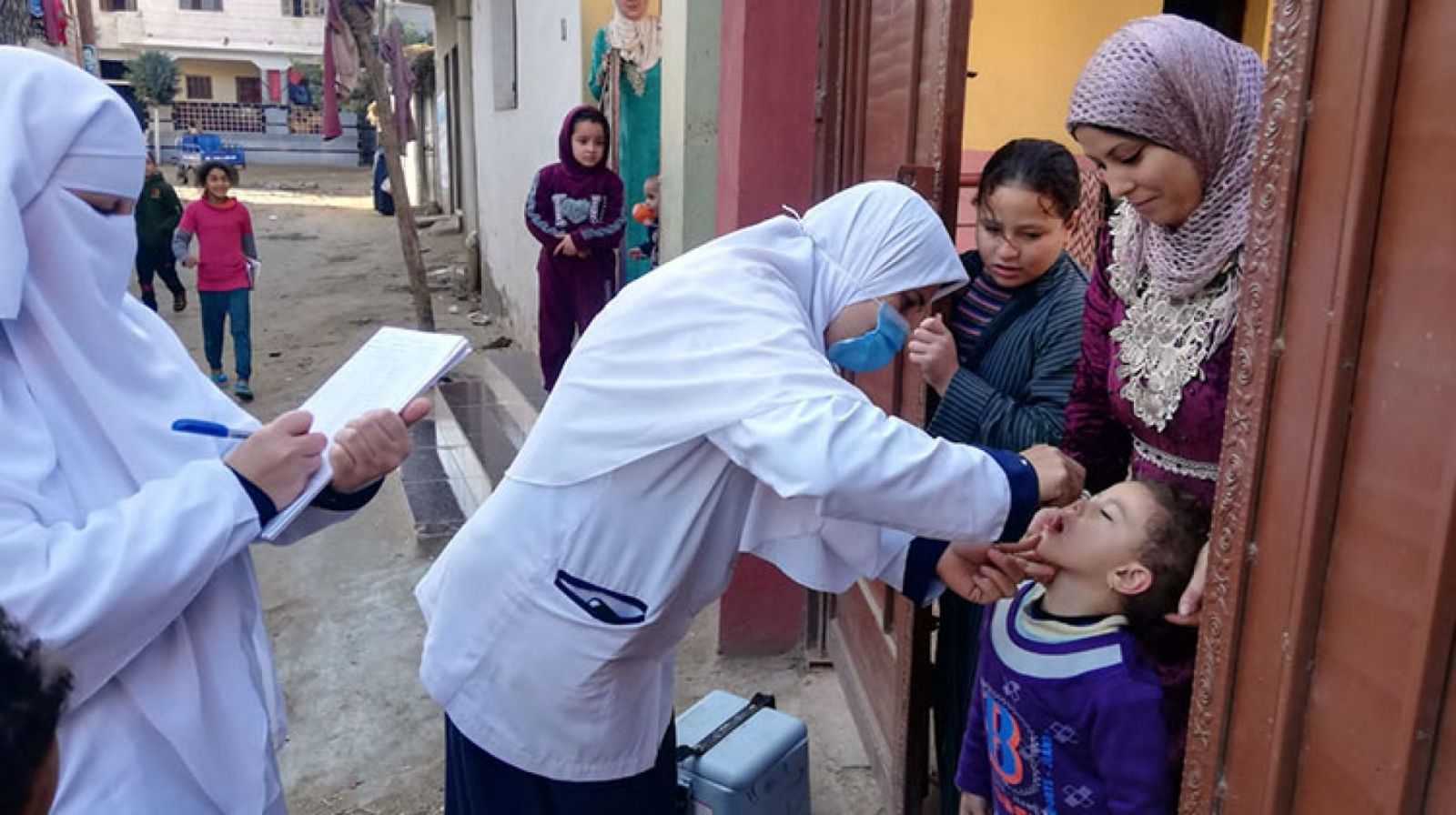 حملات التطعيم ضد شلل الأطفال