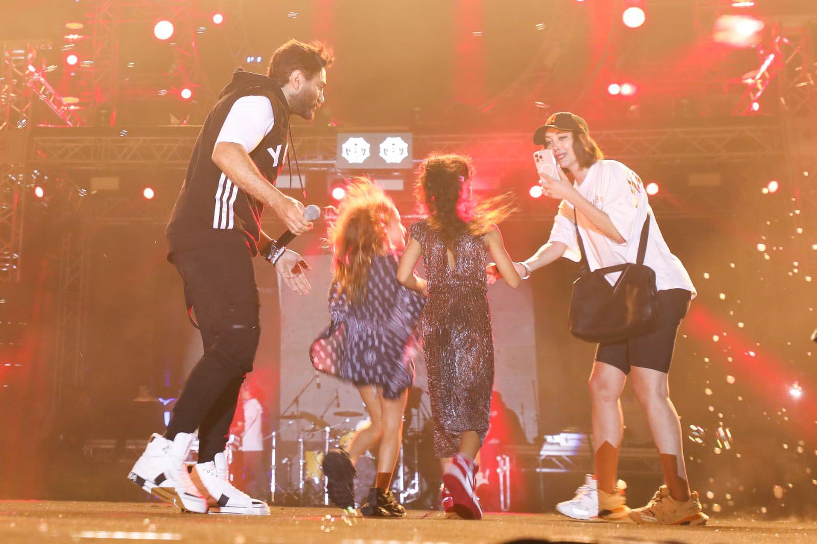 تامر حسني وزوجته وبناته