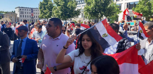 شاهد.. تجمع أبناء مصر في ألمانيا بشوارع برلين للترحيب بالرئيس السيسي