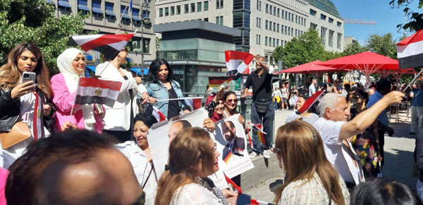 شاهد.. تجمع أبناء مصر في ألمانيا بشوارع برلين للترحيب بالرئيس السيسي