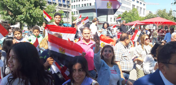 شاهد.. تجمع أبناء مصر في ألمانيا بشوارع برلين للترحيب بالرئيس السيسي