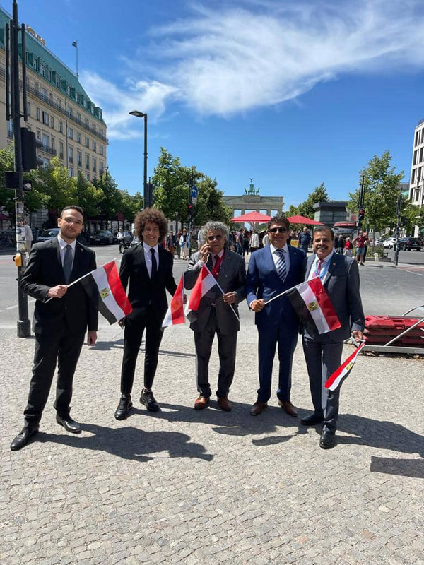 شاهد.. تجمع أبناء مصر في ألمانيا بشوارع برلين للترحيب بالرئيس السيسي