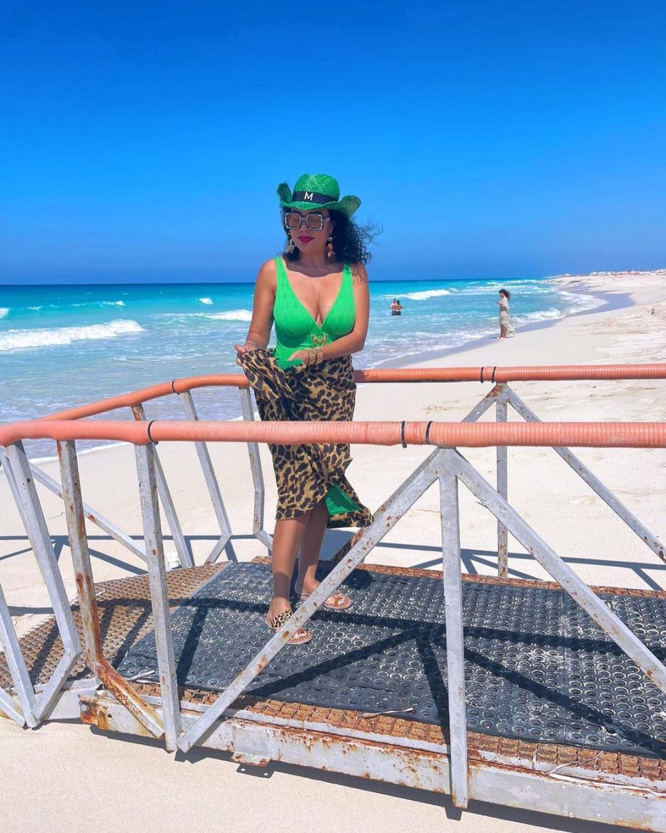 رانيا يوسف تهوس متابعيها بالتايجر على الشاطئ | صور