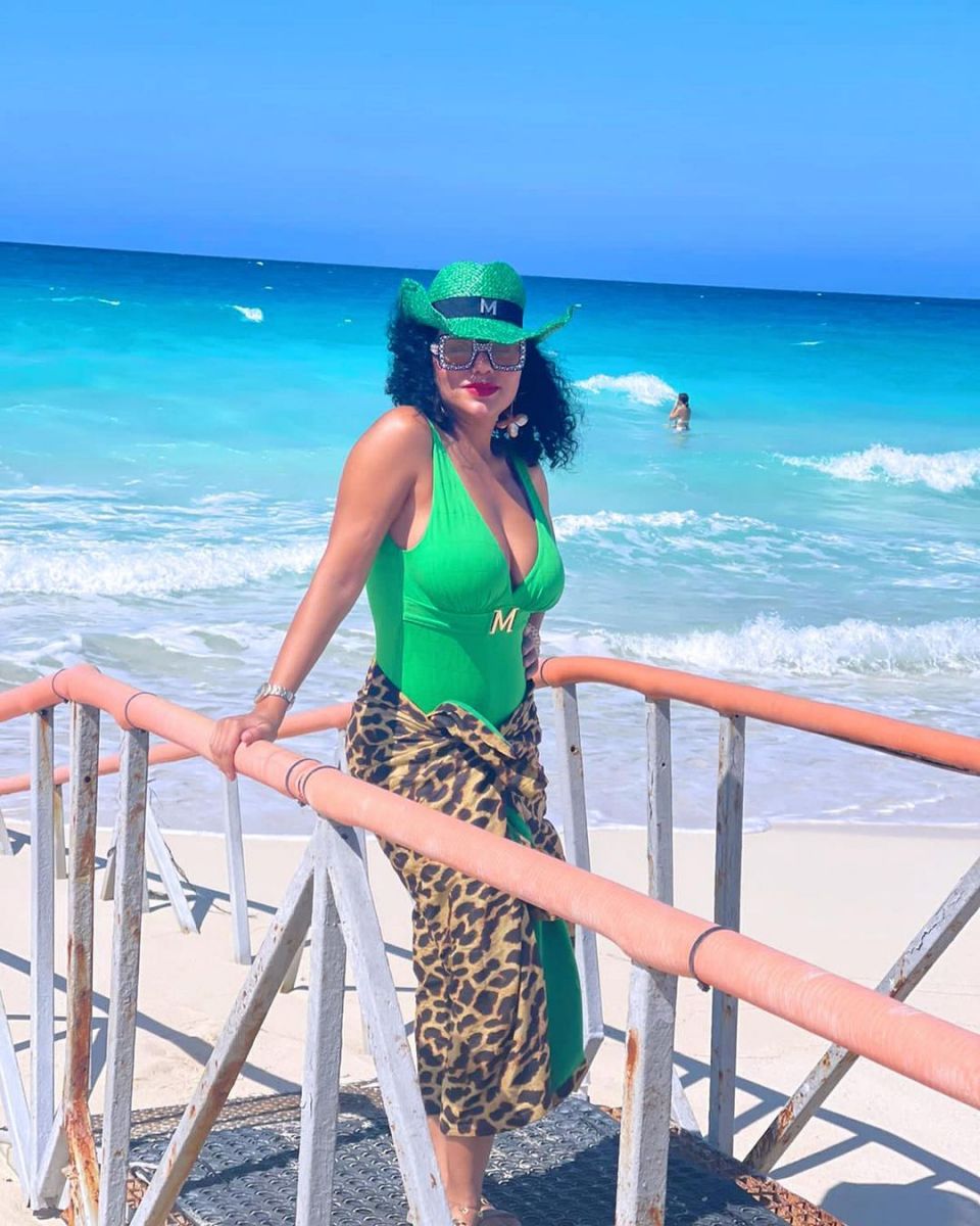 رانيا يوسف تهوس متابعيها بالتايجر على الشاطئ | صور