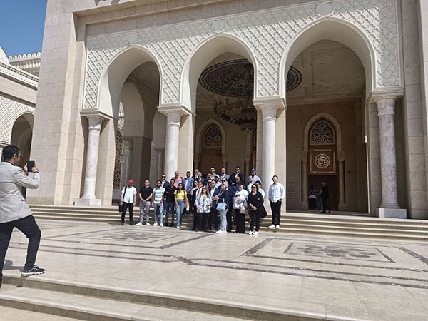 ممثلو الكيانات المصرية بالخارج يختتمون جولتهم بالعاصمة الإدارية بزيارة مسجد الفتاح العليم