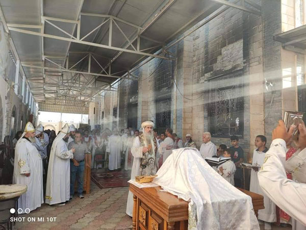 أول قداس في كنيسة الأنبا بيشوي في المنيا بعد احتراقها (صور)
