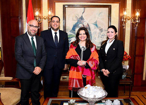 وزيرة الهجرة تلتقي صاحب مشروع التخلص من ٤٠ مليون طن مخلفات بالوفاء والأمل وبناء مدينة متكاملة