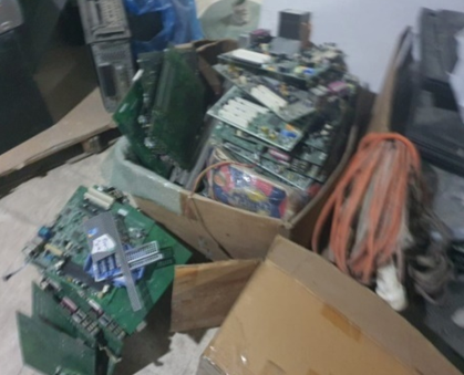 مداهمة مخزن قطع غيار كمبيوتر في الإسكندرية