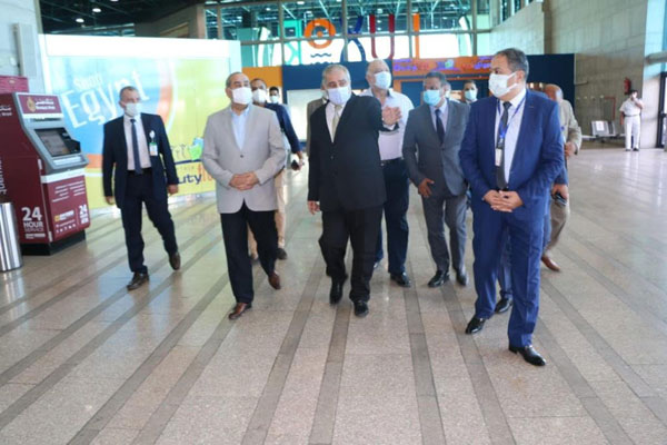 وزير الطيران يتفقد استعدادات مطار الأقصر للموسم الشتوي3