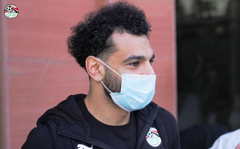 محمد صلاح اثناء وصول المنتخب لمطار القاهرة