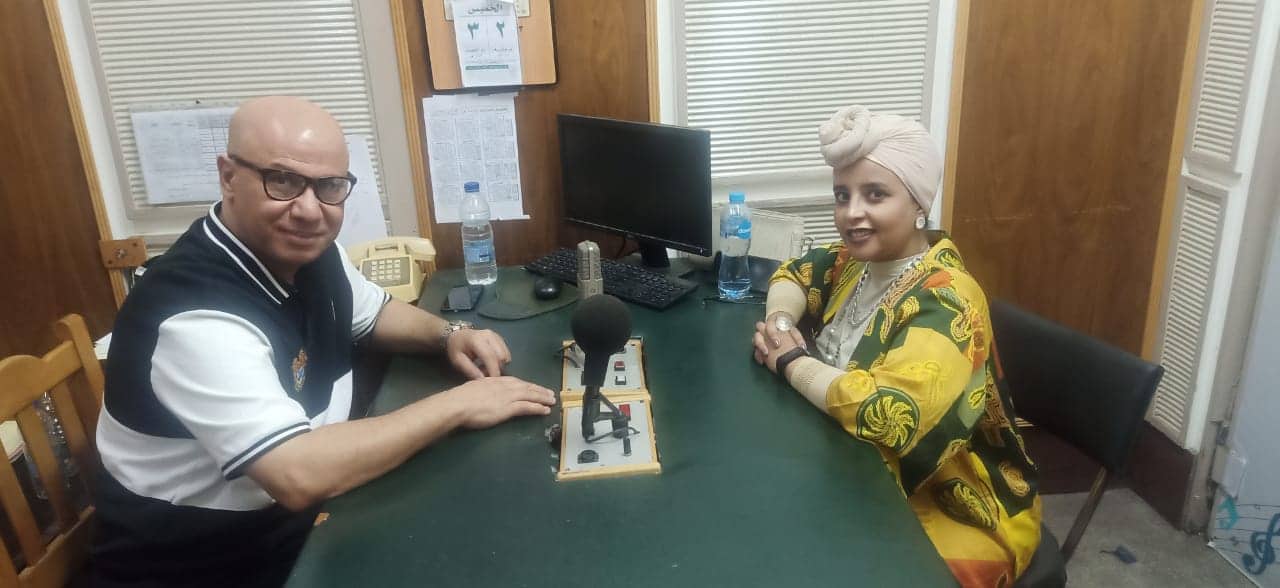 الصحفية راندا خالد خلال استضافتها في إذاعة صوت العرب 