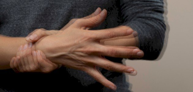 احذر.. أمراض تنذرك بها رعشة اليدين