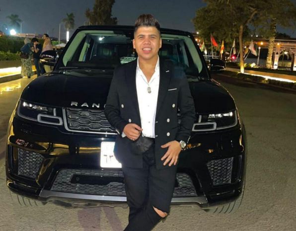عمر كمال امام سيارته رانج روفر