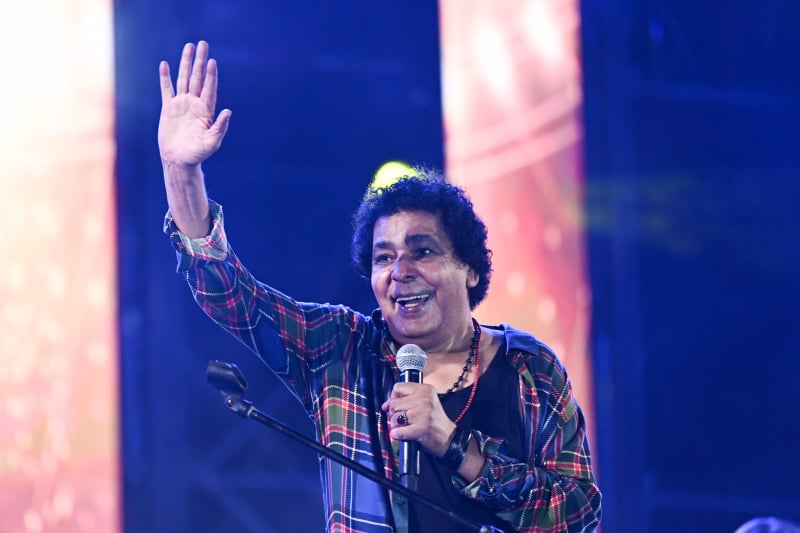 محمد منير في الساحل الشمالي.. حضور ضخم ورسالة لـ مؤمن زكريا (صور)