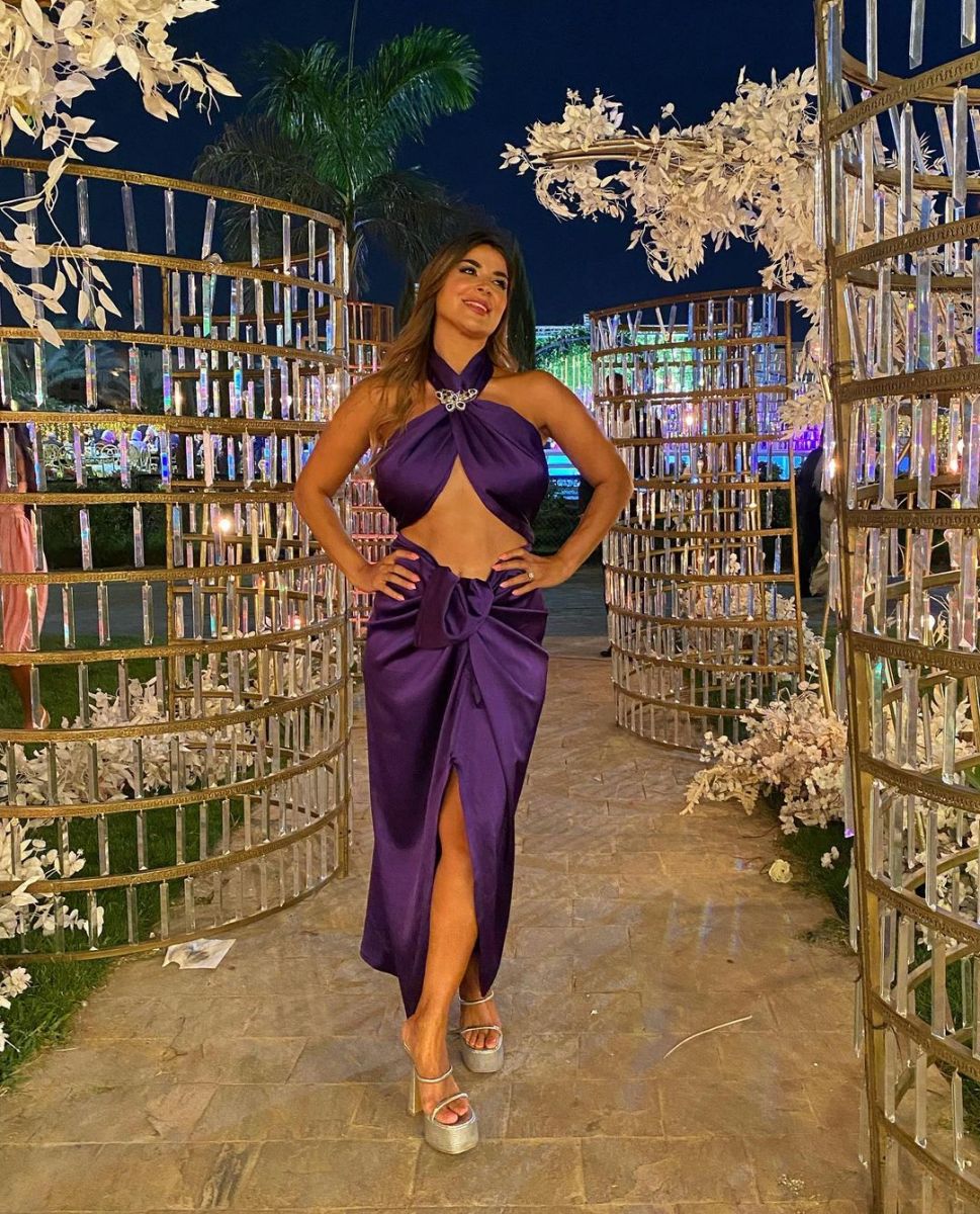 نورهان منصور تشبه نفسها بمايا دياب وتستعرض قوامها بالساري الهندي| صور