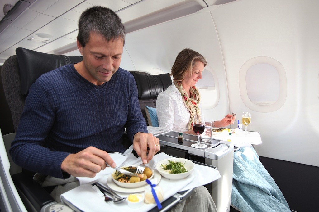 تجنب تناول هذه الأطعمة على متن الطائرة لهذا السبب