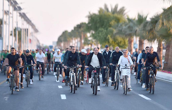 السيسي يجري جولة تفقدية فجر اليوم بالدراجة في مدينة شرم الشيخ.. صور