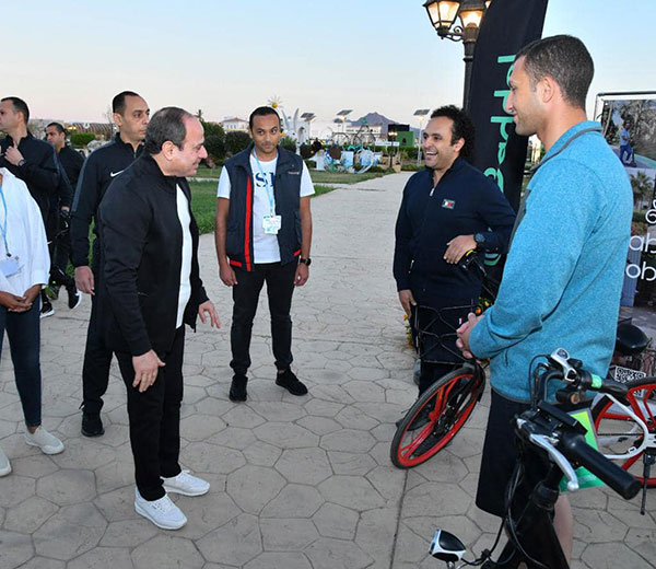 السيسي يجري جولة تفقدية فجر اليوم بالدراجة في مدينة شرم الشيخ.. صور