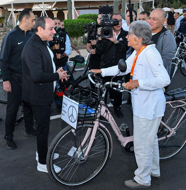 السيسي يجري جولة تفقدية فجر اليوم بالدراجة في مدينة شرم الشيخ.. صور