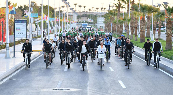 السيسي يجري جولة تفقدية فجر اليوم بالدراجة في مدينة شرم الشيخ.. صور