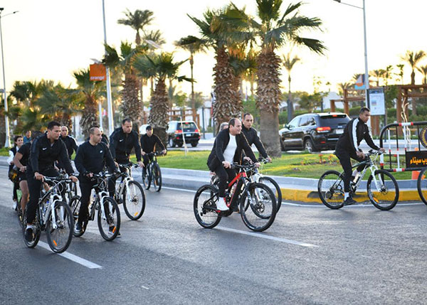 السيسي يجري جولة تفقدية فجر اليوم بالدراجة في مدينة شرم الشيخ.. صور