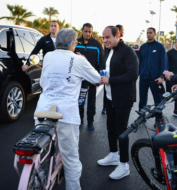 السيسي يجري جولة تفقدية فجر اليوم بالدراجة في مدينة شرم الشيخ.. صور