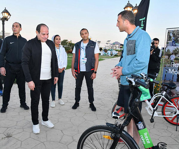 السيسي يجري جولة تفقدية فجر اليوم بالدراجة في مدينة شرم الشيخ.. صور