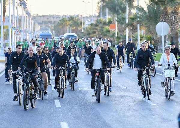السيسي يجري جولة تفقدية فجر اليوم بالدراجة في مدينة شرم الشيخ.. صور
