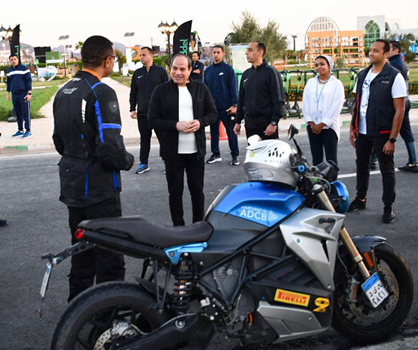 السيسي يجري جولة تفقدية فجر اليوم بالدراجة في مدينة شرم الشيخ.. صور