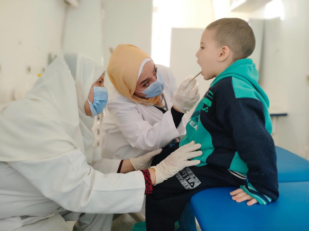 توقيع الكشف الطبي وعلاج 1926 حالة خلال قافلة طبية بقرى المنيا