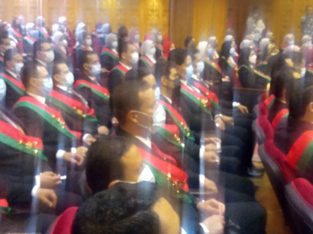 أعضاء النيابة الإدارية الجدد يلتقطون صورًا تذكارية قبل حلف اليمين