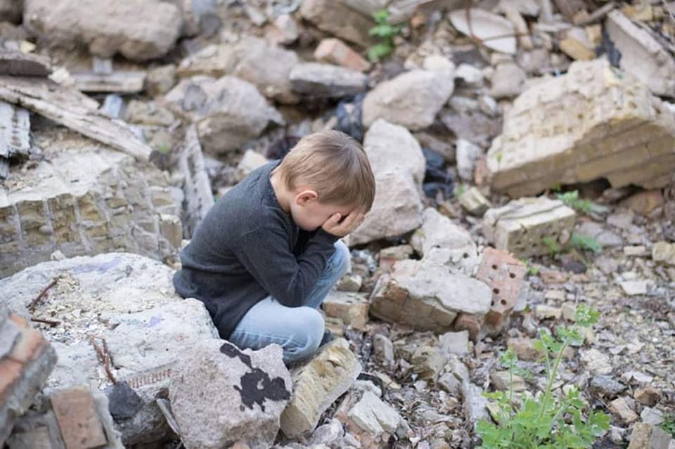 طفل يبكي أمام الزلزال