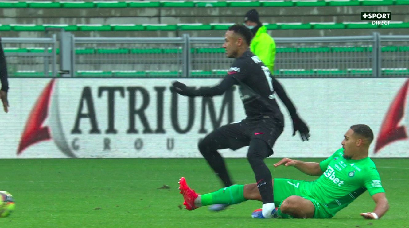 إصابة نيمار في مباراة باريس سان جيرمان وسانت إيتيان