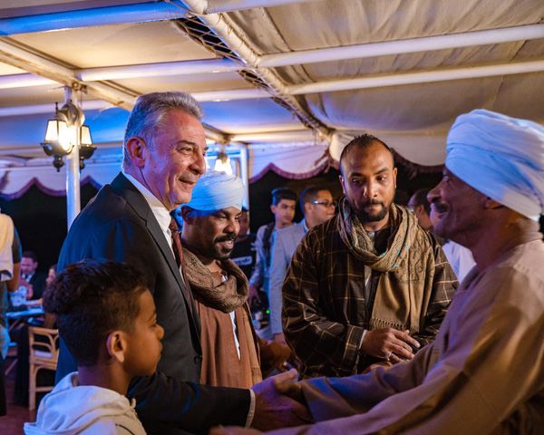 محمود حميدة يتوسط شعب الأقصر البسطاء