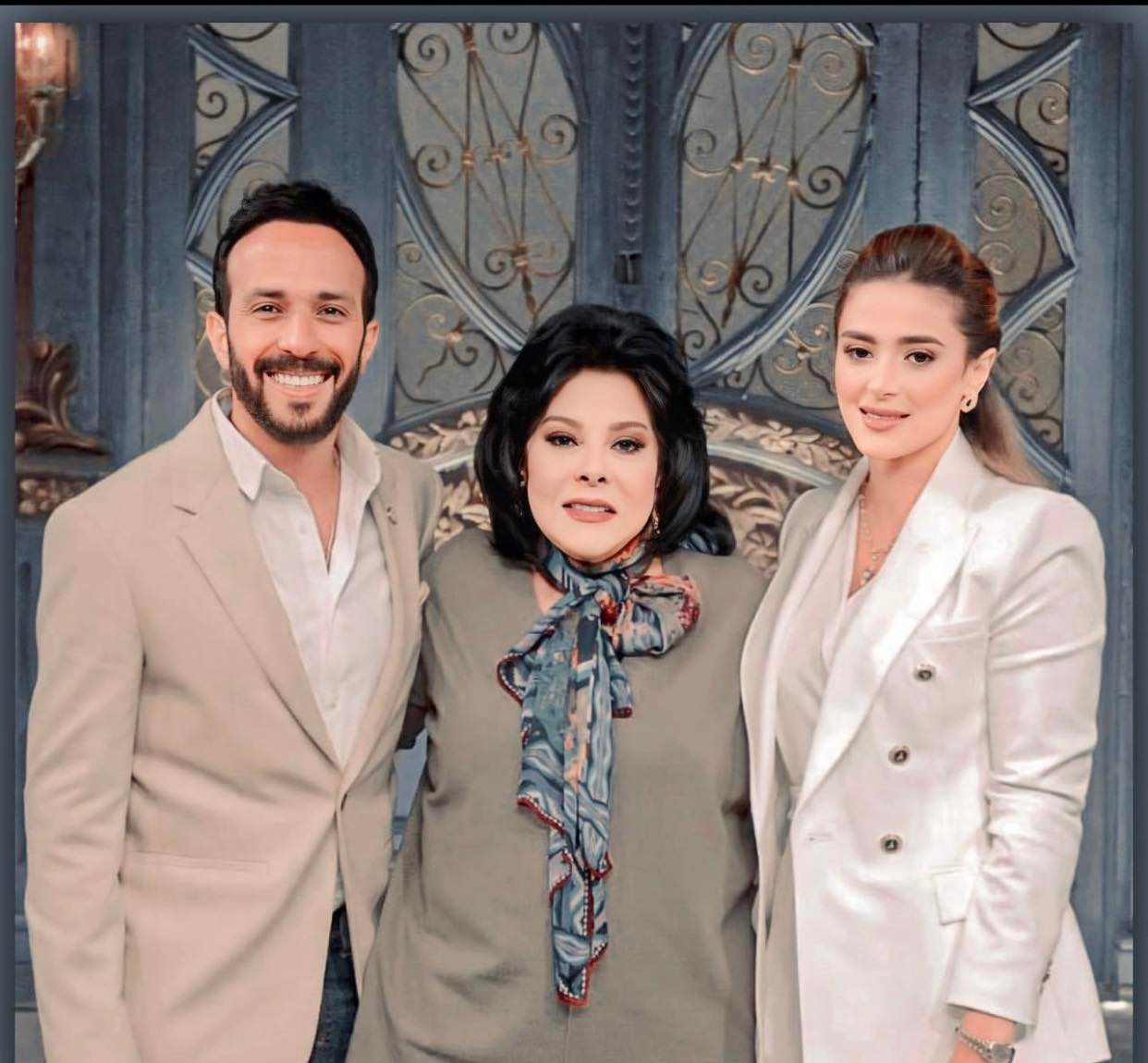 أحمد عصام وزوجته مع إسعاد يونس