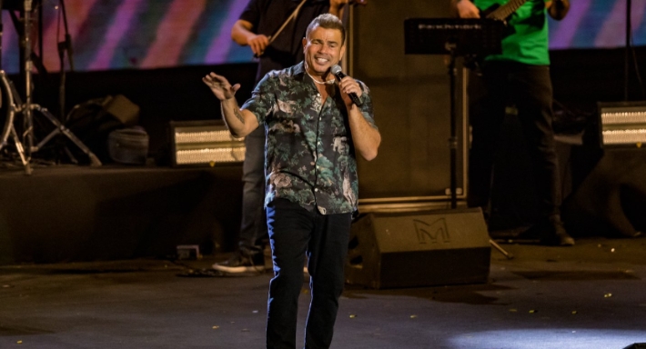 اطلالة عمرو دياب في حفل موسم الرياض