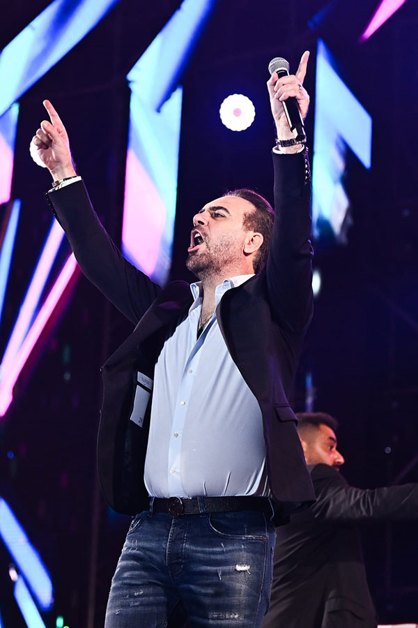 وائل جسار يشعل ختام مهرجان رأس الحكمة ويبكي مع أغنية