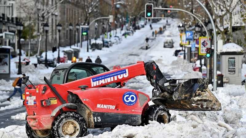 عاصفة جليدية تضرب إسبانيا 