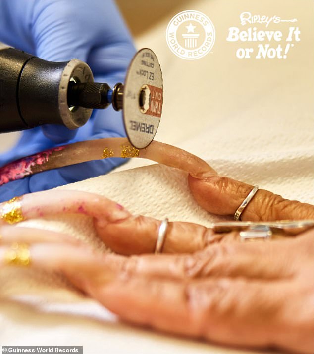 صاحبة أطول أظافر