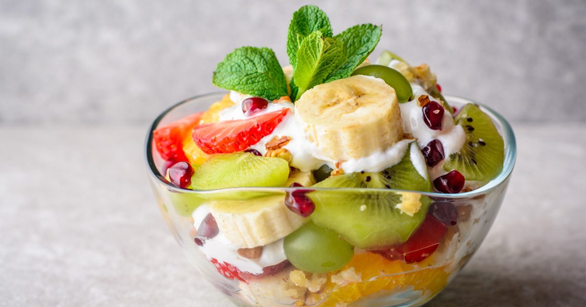 سلطة فواكة بالزبادي